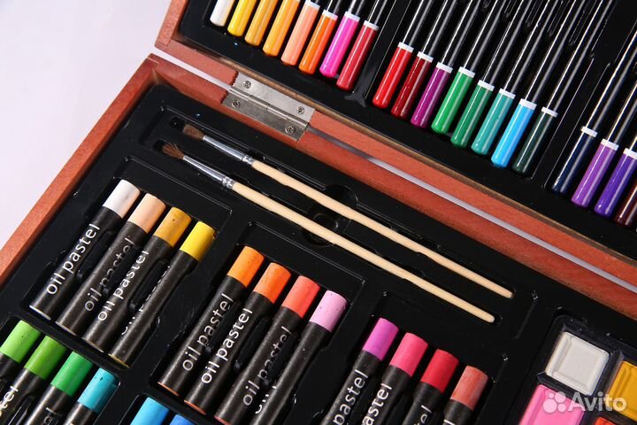 Набор для рисования в деревянном чемоданчике 82пр