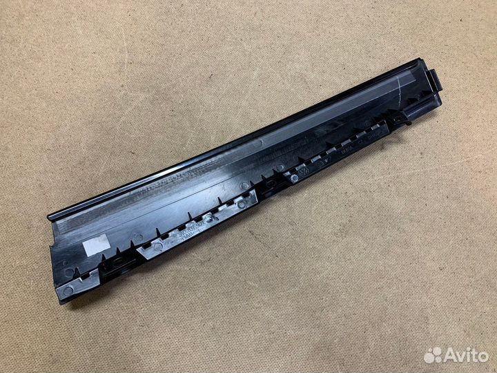 Накладка двери задней левой Tiguan 1