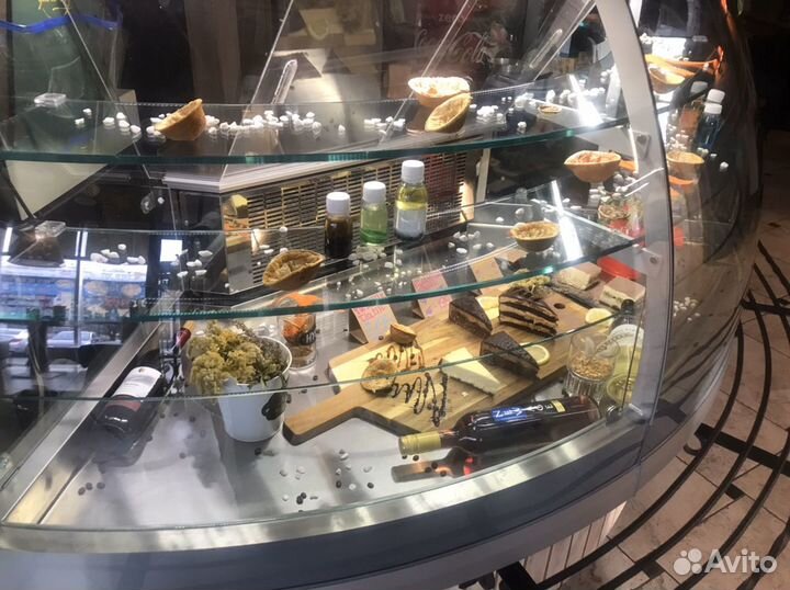 Витрина для десертов и выпечки