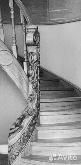 Парадная дубовая лестница