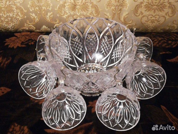 Хрустальная крюшонница на ножке с чашками. Новая