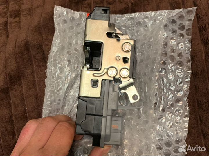 Замок задней правой двери электро на гранту 2017 г