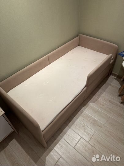 Детская кровать с бортиком и матрасом новая