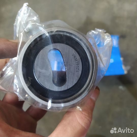 Ролик натяжителя ремня грм SKF VKM75625