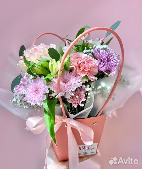 Композиция в сумочке с альстромерией