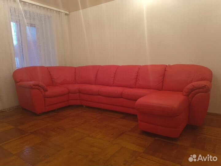 Кожаный диван