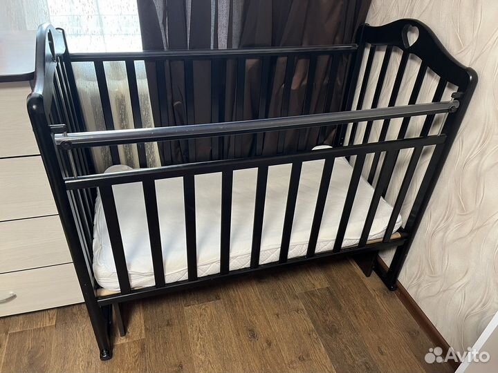 Детская кроватка с поперечным маятником