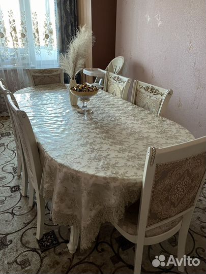 Стол и стулья