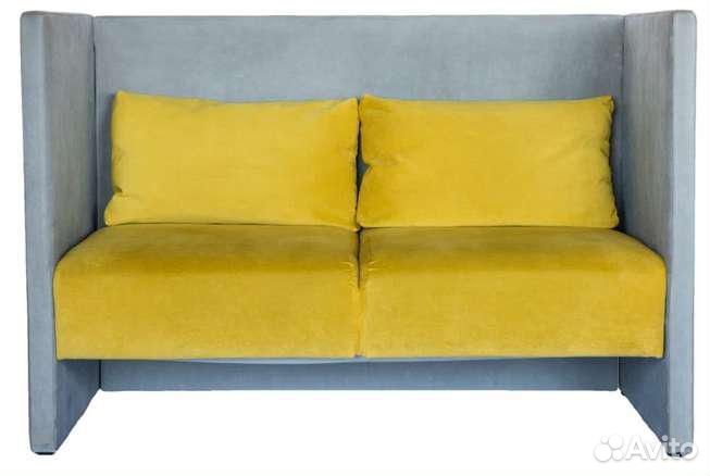 Диван с высокой спинкой