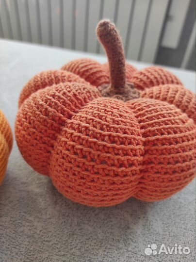 Вязаная тыква декоративная