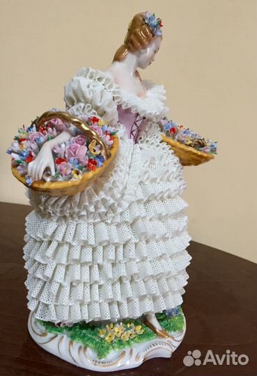 Роскошная цветочница в кружевном платьеSitzendorf