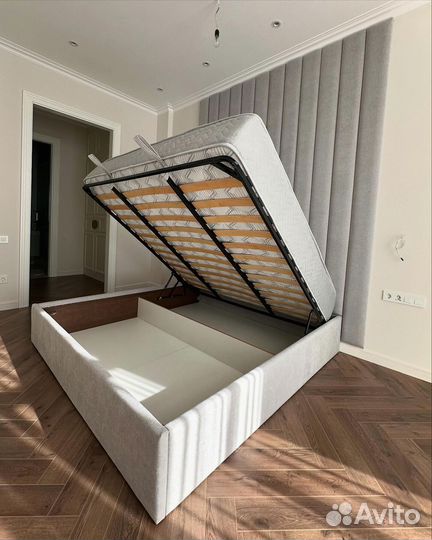 Кровать с мягким изголовьем