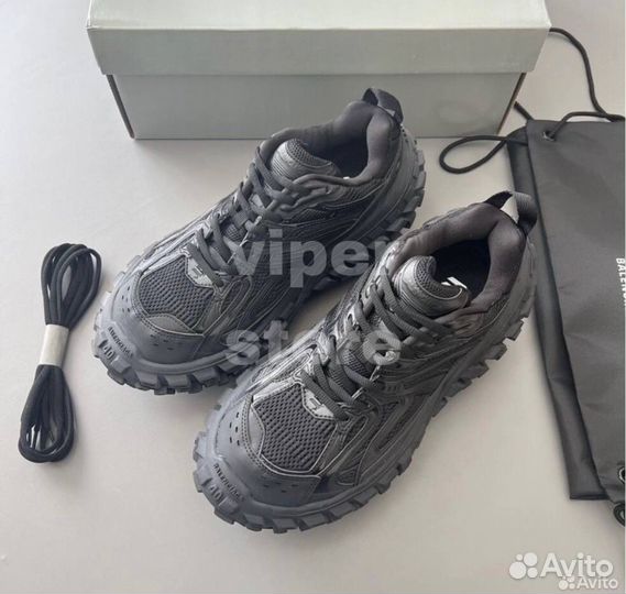 Кроссовки balenciaga defender на руках