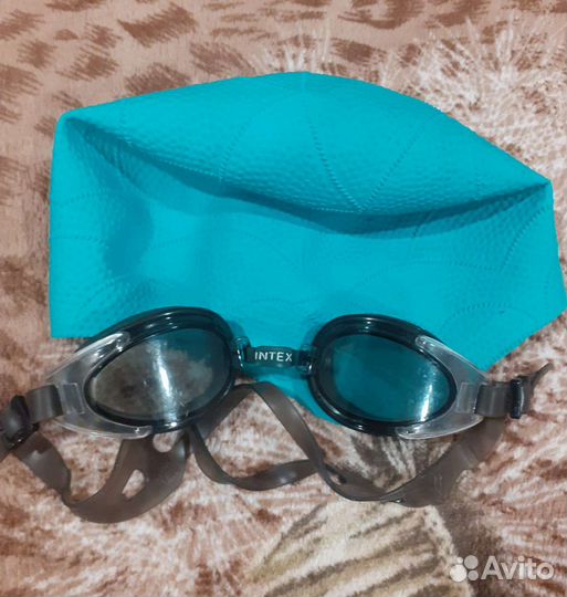 Очки и шапочка для плавания