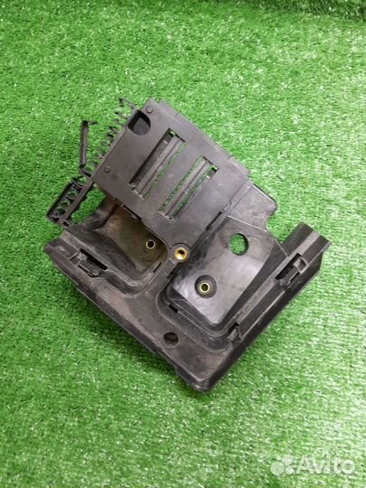 Кронштейн блока предохранителей WV passat b7