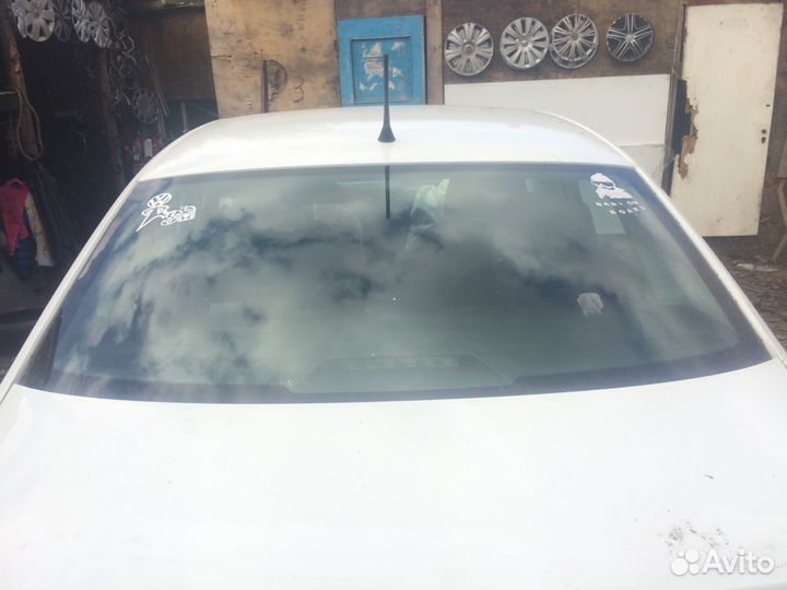 Заднее лобовое стекло Volkswagen Polo