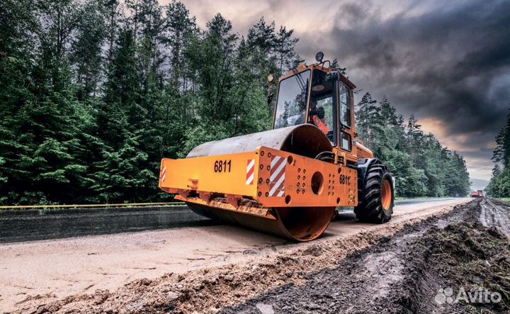 Машинист на грунтовой каток