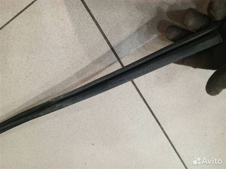 Уплотнитель стекла двери задней правой Toyota Cam