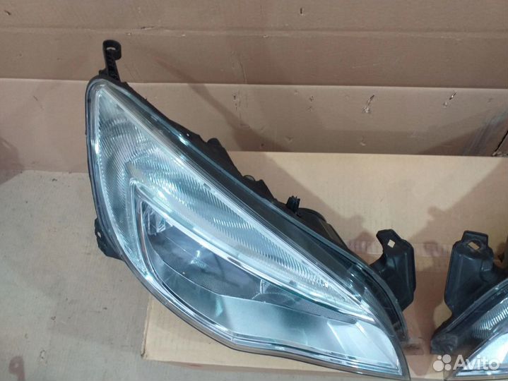 Opel Astra J фара передняя правая 09-16