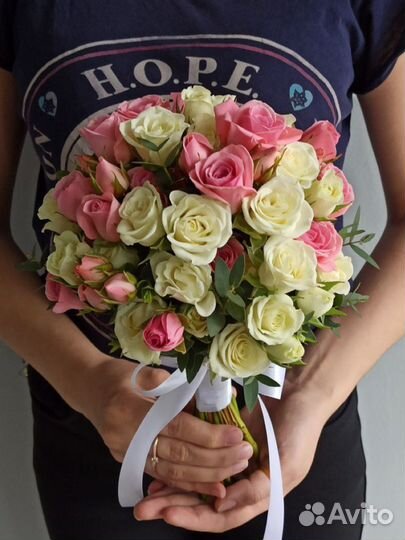 Свадебный букет из белых и розовых кустовых роз