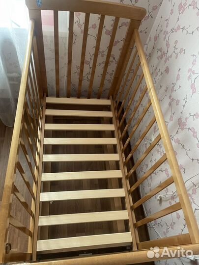 Детская кроватка с маятником