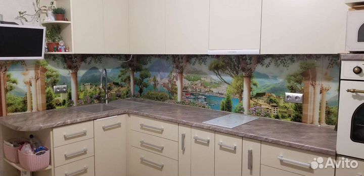 Стеклянный фартук на кухню