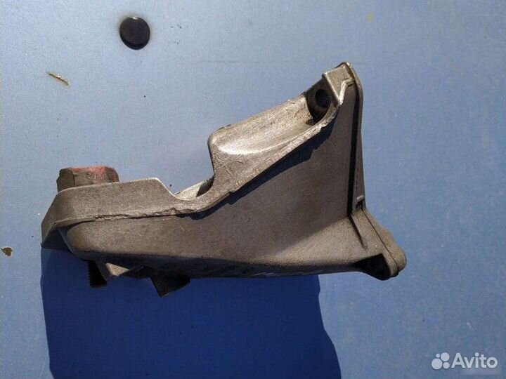 Опора двигателя Audi 80 B4 седан 2.0I 1992