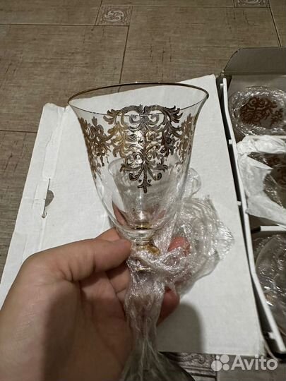 Хрустальные рюмки на ножке