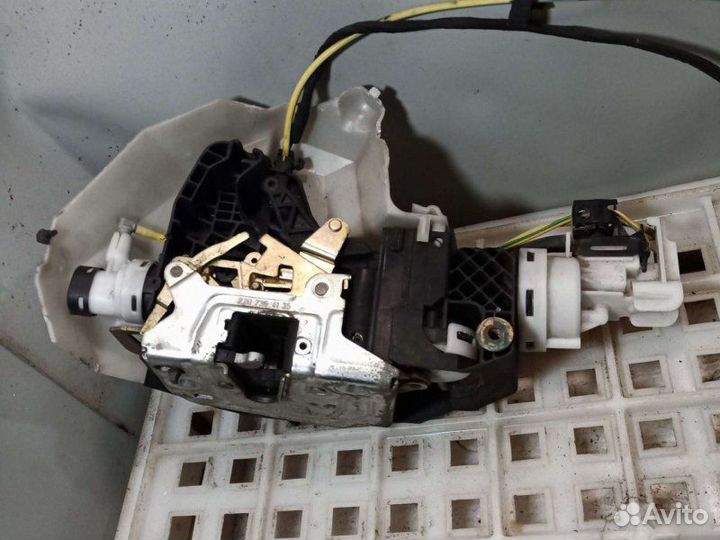 Замок двери задний левый Mercedes-Benz W220