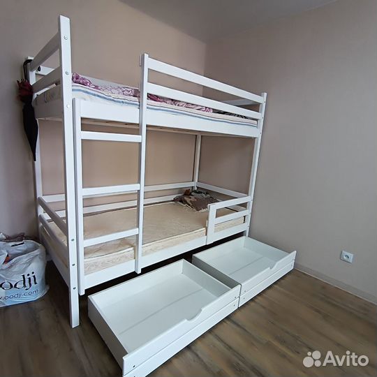 Кровать детская, массив сосны, высокий борт