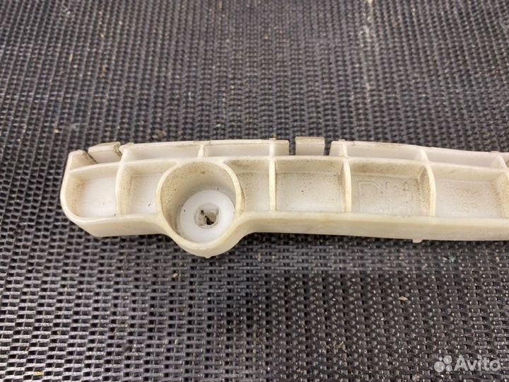 Крепление бампера переднее правое Mitsubishi