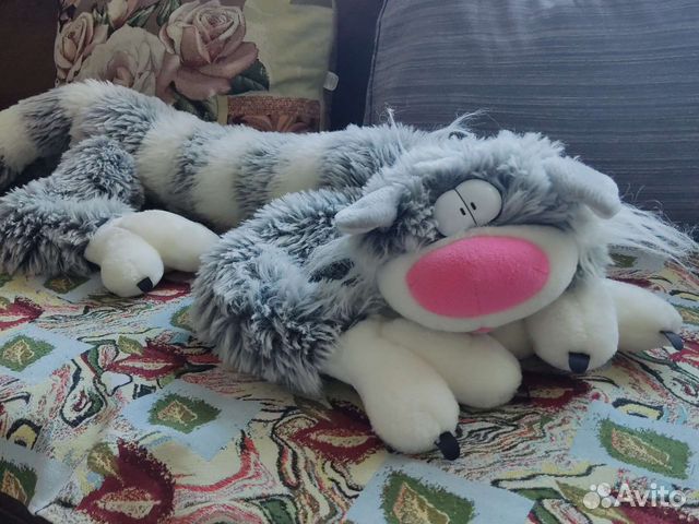 Кот бекон. Длинный серый кот