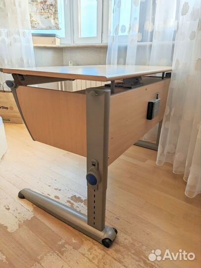Письменный стол для школьника регулировка
