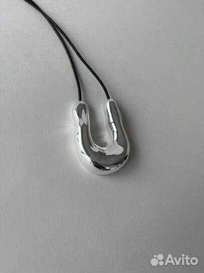 Подвеска в форме подковы на шнурке poison drop