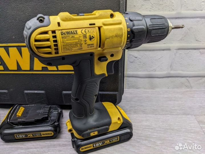 Аккумуляторная дрель-шуруповерт dewalt DCD771D2