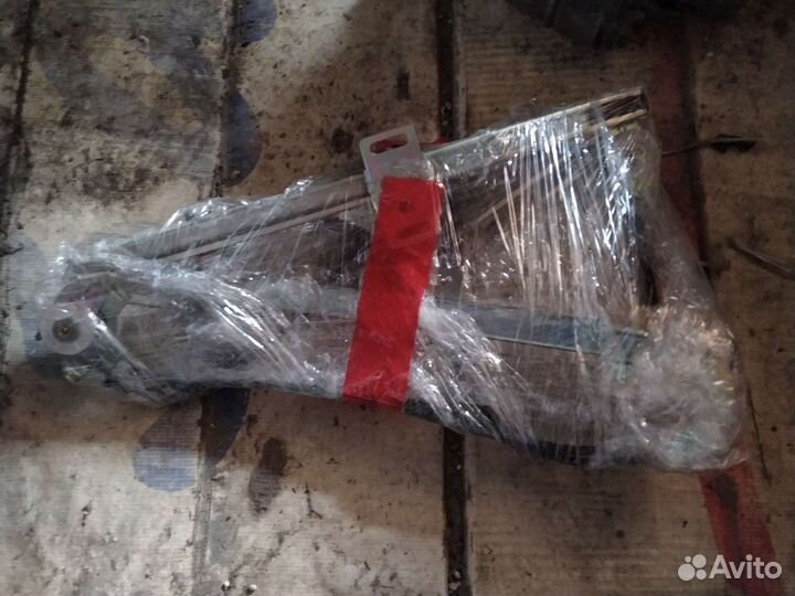 Передний правый стеклоподъемник 2110