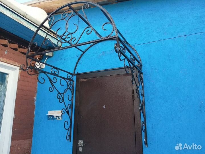 Козырек над дверью