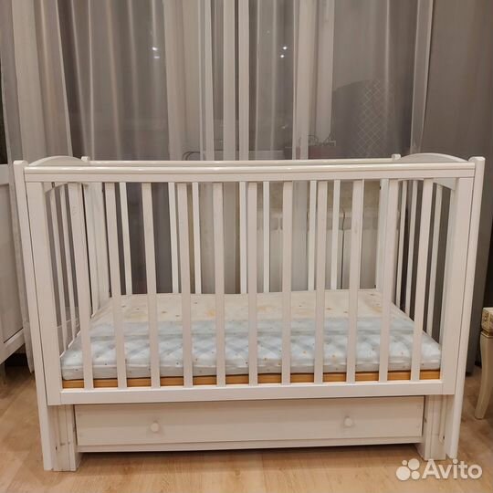 Детская кроватка с продольным маятником