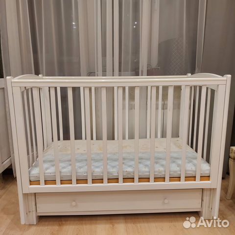 Детская кроватка с продольным маятником