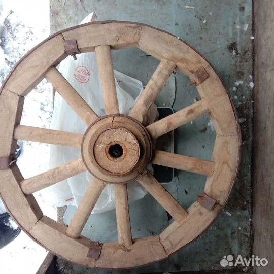 Старинные колеса от деревянной телеги