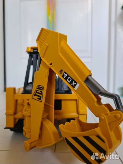 Экскаватор-погрузчик колесный Bruder JCB 4CX