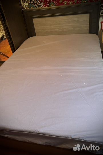 Кровать двухспальная с матрасом