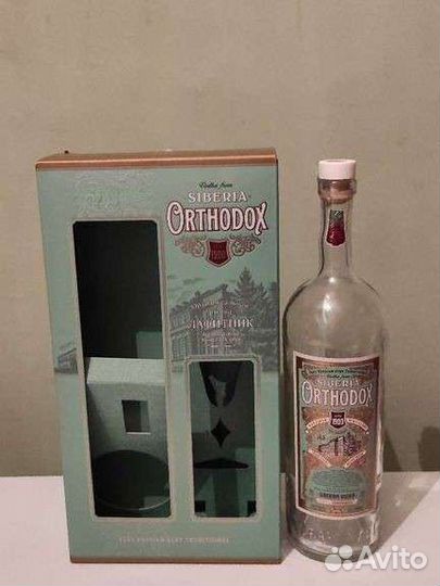 Пустая бутылка и коробка из под алкоголя