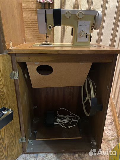 Швейная машина Чайка 142