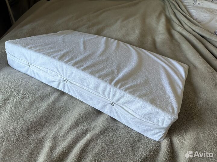 Подушка наклонная позиционер от коликов срыгивания