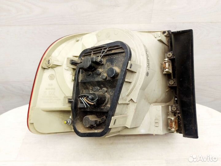 Фонарь задний правый Volkswagen Touareg 2002-2007
