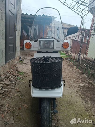 Скутер трёхколёсный
