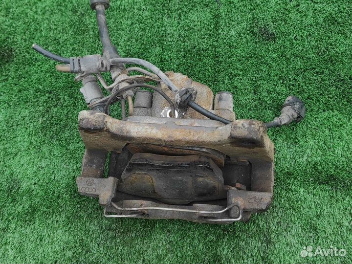 Передний левый суппорт Audi A6 C6 2.4