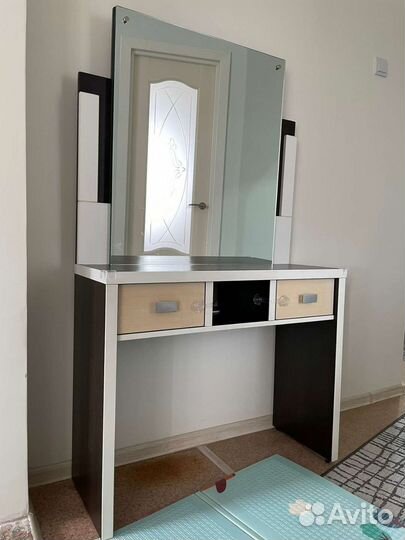 Туалетный столик с зеркалом и подсветкой
