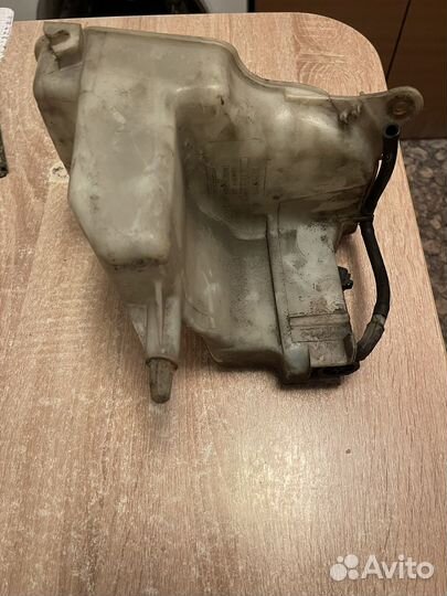 Бачок омывателя с моторчиком toyota corolla 110